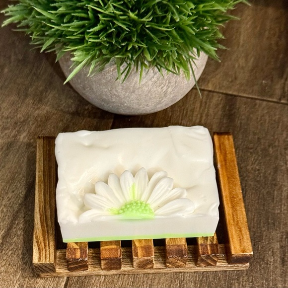 Handcrafted goats milk soap bar Daisy - Picture 4 of 7